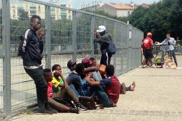 Devant le conseil départemental des Bouches-du-Rhône, des migrants mineurs attendent une solution de logement