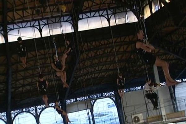 Pour l'ouverture, des danseurs se sont envolés dans les halles centrales 