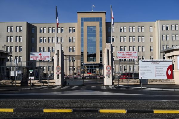 Entrée de l'hôpital Desgenettes, le 7 décembre 2015