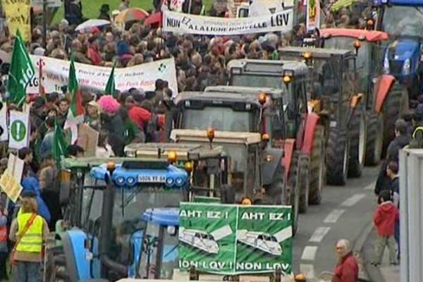 De 8 à 3 000 manifestants selon les sources ont défilé contre la future ligne à grande vitesse.