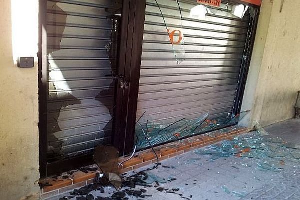 Roquemaure (Gard) - plusieurs boutiques et 5 voitures du centre ville ont été vandalisées après la rixe - 27 juillet 2014