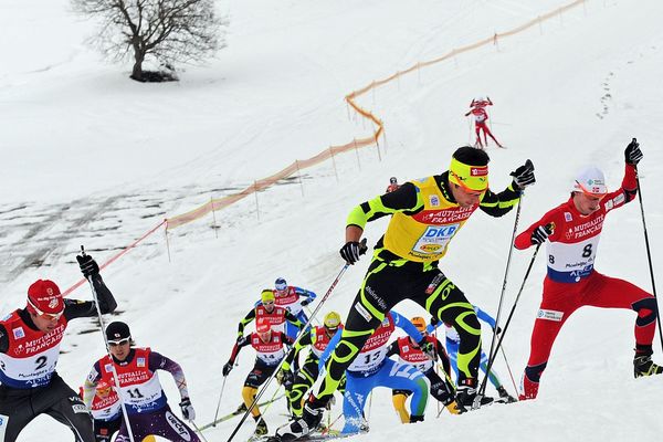 Jason Lamy-Chappuis et un groupe de skieurs sur le parcours de fond en 2012