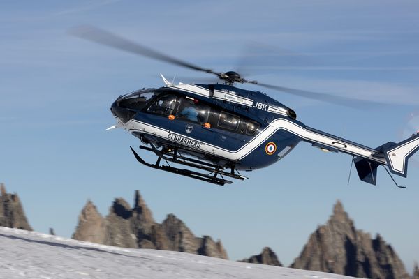 C'est le Peloton de Gendarmerie de Haute Montagne des Hautes-Alpes qui a secouru les skieurs