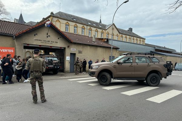 Important dispositif de sécurité déployé devant le groupe scolaire Jean XXIII à Montigny-les-Metz, suite à la réception d'un message de menace à caractère terroriste, vendredi 22 mars 2024.