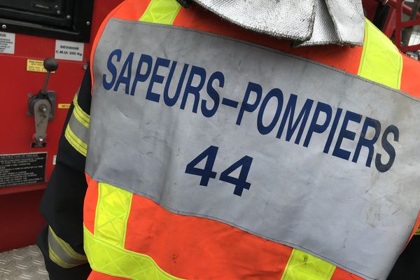 Un vingtaine de pompiers sont intervenus sur cet incendie d'un hangar agricole.