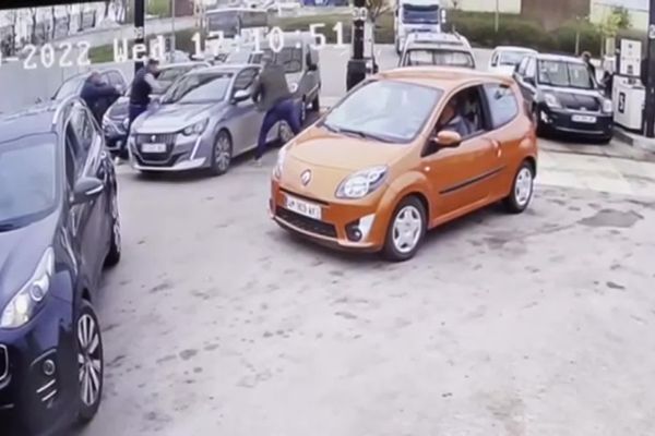 Sur ces images de vidéosurveillance, on voit les policiers encercler la Peugeot grise.