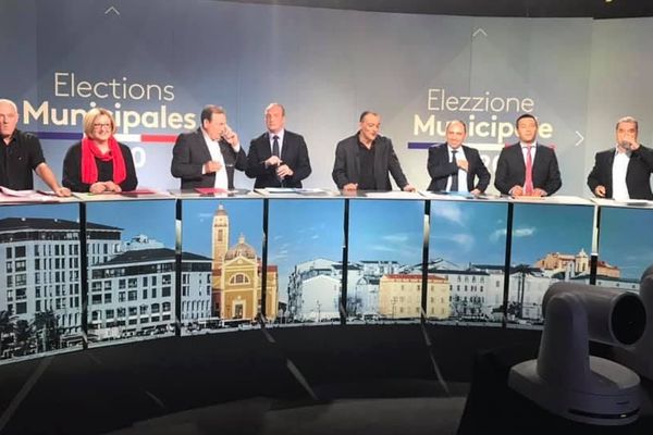 Les huit candidats ajacciens à quelques minutes de l'antenne. 