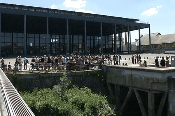 Environ 80 personnes sont venues en début d'après-midi devant le tribunal de Nantes manifester leur soutien aux militants anti-aéroport jugés 