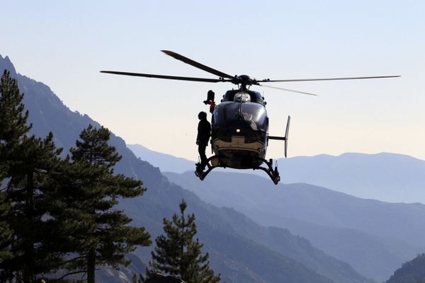 Illustration / Comme sur cette photo prise en 2015 au même endroit, l'hélicoptère de la gendarmerie s'est rendu sur place pour l'extraction du corps