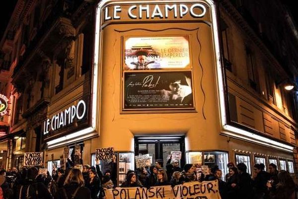 Mobilisation devant l’entrée du cinéma Le Champo dans le Quartier latin, à Paris, le 12 novembre. 