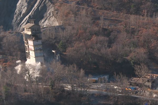 L'ancienne usine à chaux de la carrière Calypso en Savoie détruite à coups d'explosifs - décembre 2024