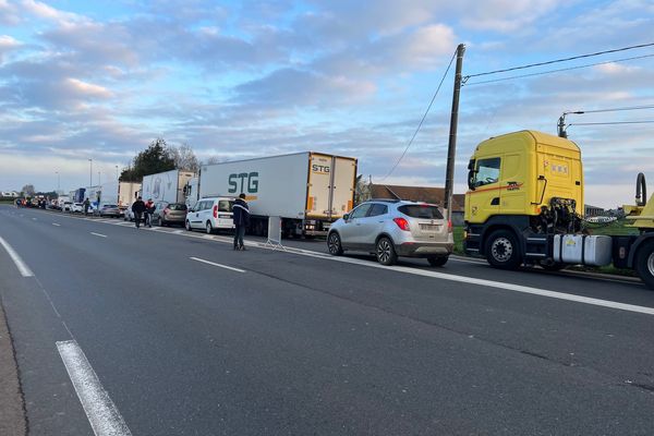 Les camions sont bloqués ce lundi 3 avril 2023 au rond-point Décathlon de Mondeville 2.