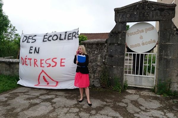 L'institutrice de Fournet-Blancheroche, bloquée devant l'école par les parents d'élèves. 