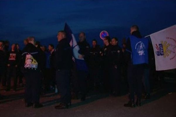 Les surveillants de prison rassemblés devant la prison de Liancourt