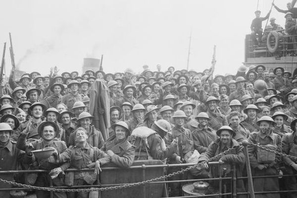 Les soldats britanniques évacués de Dunkerque, heureux et soulagés de retrouver Douvres et l'Angleterre le 31 mai 1940.