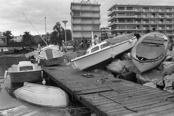 Des bateaux emportés par le raz-de marée sur les ponts flottants du port de Nice le 16 octobre 1979.