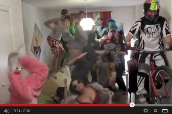 Les jeunes grenoblois rivalisent d'ingéniosité pour créer des vidéos Harlem Shake.