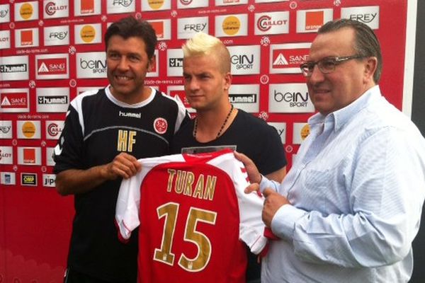 Atila Turan, nouveau défenseur au Stade de Reims (avec Hubert Fournier et Jean-Pierre Caillot)