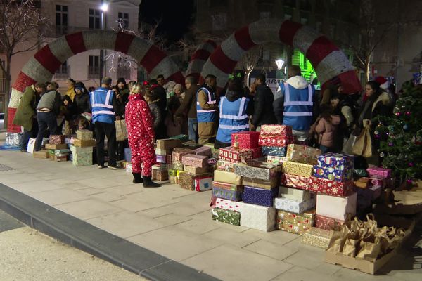 250 repas et plus de 3000 cadeaux ont été distribués aux personnes en grande précarité à Béziers jour de Noël par l'association maraudes 34 .