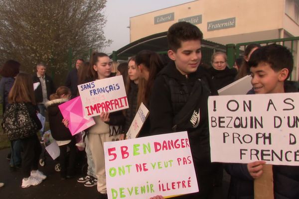 Des élèves du collège Françoise Sagan de Bornel (Oise) et leurs parents manifestent lundi 18 mars 2024 devant l'établissement pour dénoncer l'absence de remplacement de leur professeur de français depuis octobre 2023.