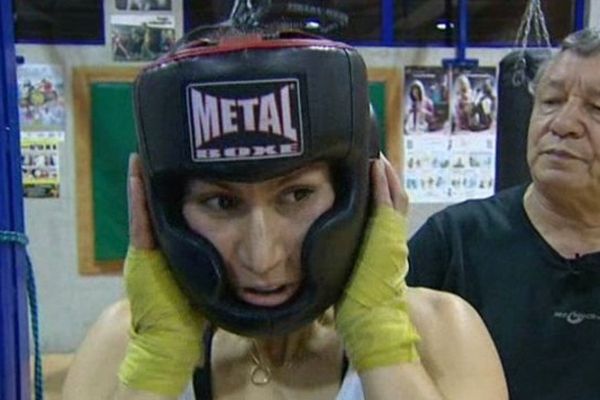 "Mettre les gants" signifie "s'entraîner" dans le jargon de la boxe.