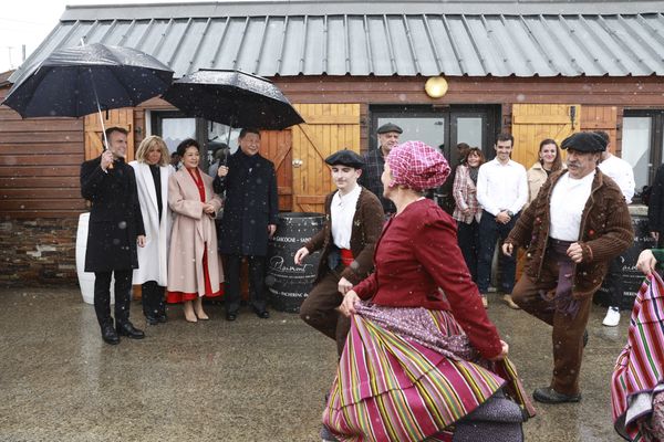 Mardi 7 mai 2024, au Tourmalet : Emmanuel Macron, Xi Pinjing et leur épouse respective, ont été accueillis, sous la neige, avec des danses traditionnelles lors de leur visite présidentielle dans les Hautes-Pyrénées.