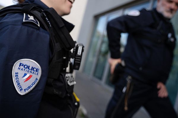 Le 14 avril 2023, à Béziers, homme s'en prend à cinq fonctionnaires de police : insultes, coups de poing, morsures.