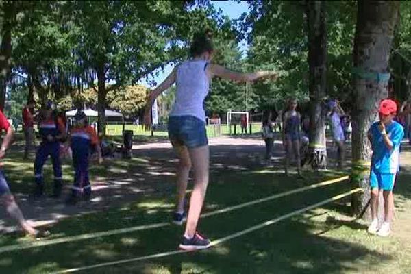 Les plus aventureux pouvaient tester leur équilibre sur la slackline. 