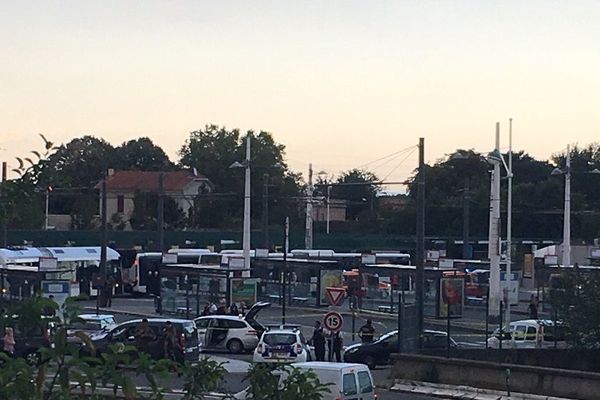 Le secteur de la gare de Laurent Bonnevay bouclé par la police après l'attaque au couteau qui a fait un mort et au moins 7 blessés ce samedi 31 août 