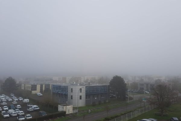 Le nord de Dijon (Côte-d'Or) sous le brouillard, jeudi 14 mars 2024.