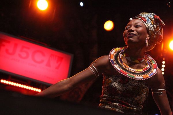 Fatoumata Diawara ce mardi 22 juillet au Palais Longchamp pour un concert à l'énergie communicative.