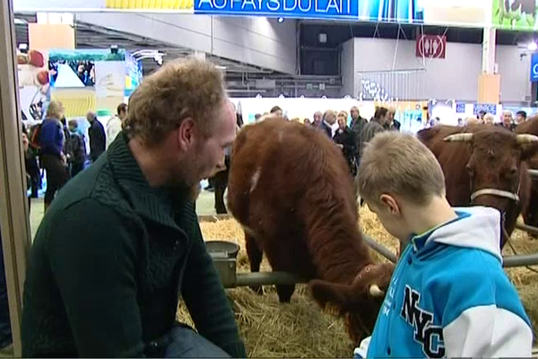 Christophe, un éleveur en plein échange sur son stand pendant le salon de l'agriculture