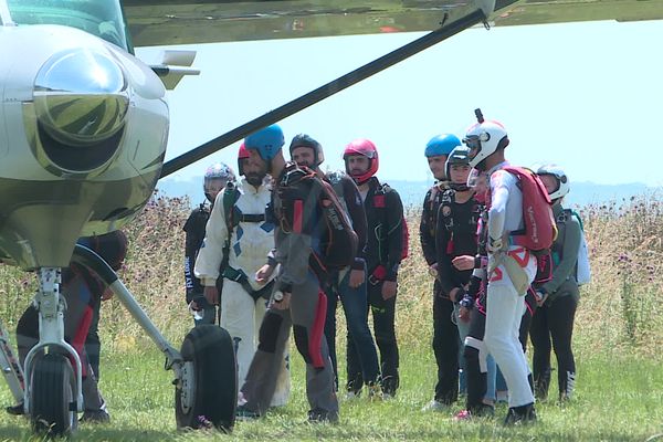 Des amateurs de parachutisme viennent de toute la France ce week-end à Niort, pour découvrir la discipline ou se perfectionner.