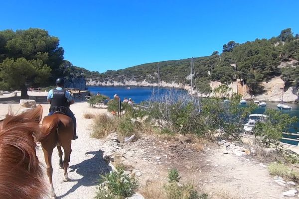 Les patrouilles à cheval sillonnent les calanques et les plages entre Marseille et la Ciotat.