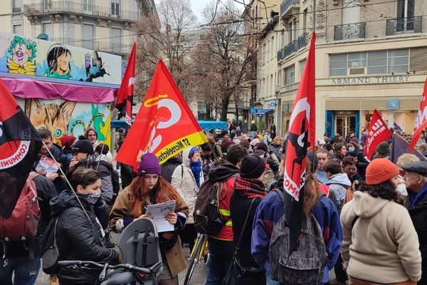 Une centaine de manifestants étaient réunis, ce samedi 17 décembre à Grenoble, à l'occasion de la journée internationale des migrants.