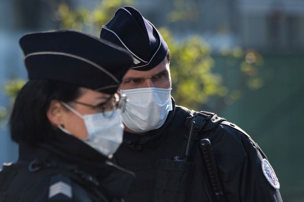 Selon le syndicat Alliance Police Nationale, il faudrait près de 10 000 masques pour les agents afin de tenir un mois face aux dangers du coronavirus.