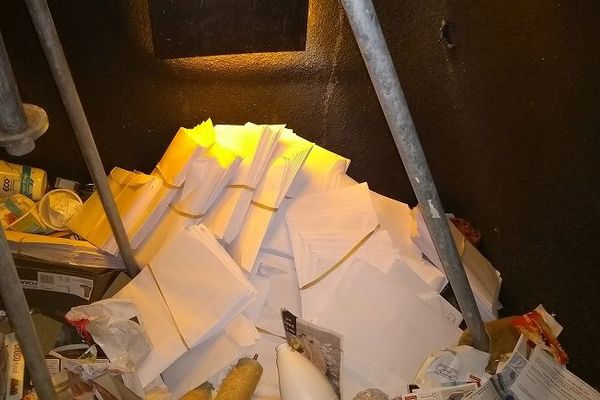 Des milliers d'enveloppes contenant la propagande électorale ont été jetées à la poubele à Sartilly