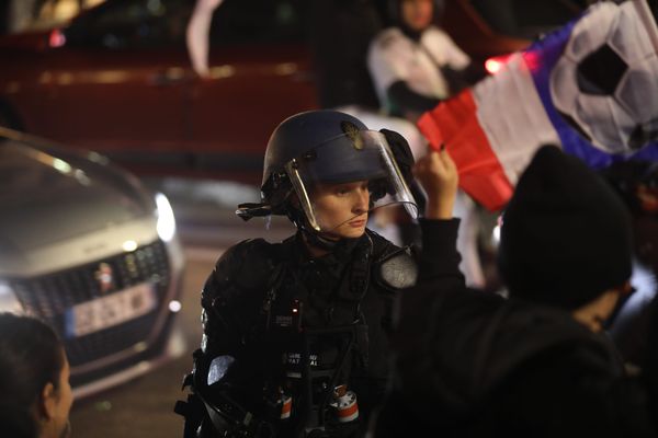 Mercredi, l'ambiance dans les rues de Nice étaient déjà survoltée suite à la victoire de la France face au Maroc. Pour prévenir de possibles débordements pour la finale, la préfecture des Alpes-Maritimes a mobilisé 400 agents.