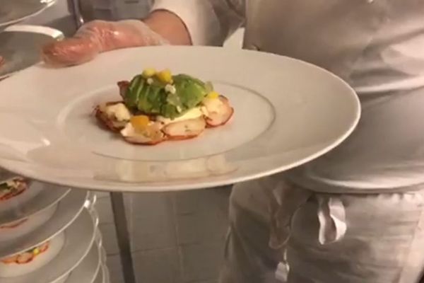 L'entrée servie lors du dîner de gala des César 2018 : homard, avocat, choux-fleurs et mangue.