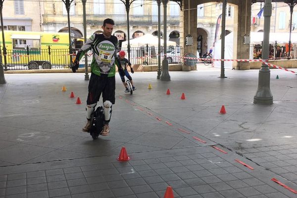 Démonstration de gyroroue électrique à Monségur pour la première compétition nationale de Wheels games.