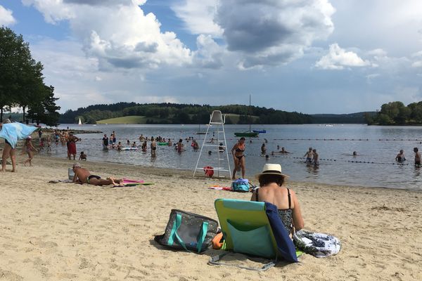 Après une baignade dans le lac de Vassivière, les participants ont peu assister au festival Parole de conteurs. 