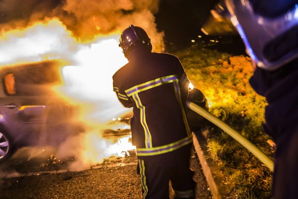 Six véhicules ont été incendiés dans la nuit de samedi à dimanche sur les communes de La Ricamarie et du Chambon-Feugerolles, dans la loire (Image d'illustration)