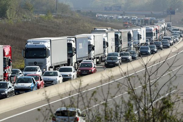 Bouchon sur l'autoroute A35 à hauteur de Battenheim (Haut-Rhin) suite à un accident entre deux camions.