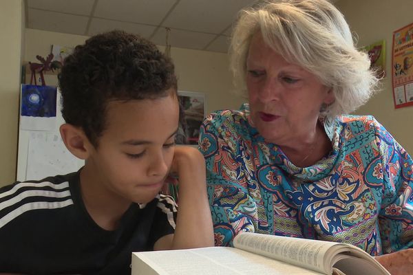 Près d'une dizaine de bénévoles viennent en aide à des élèves de grande section maternelle jusqu'en cinquième.