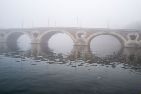 Le brouillard a envahi Toulouse depuis plusieurs jours et il devrait persister encore pendant une semaine.