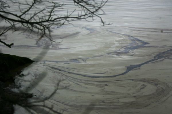 Jeudi 26 décembre 2024, une péniche a coulé à quai dans la Saône sur la commune d'Apremont en Haute-Saône occasionnant ainsi une pollution aux hydrocarbures. Photo d'illustration.