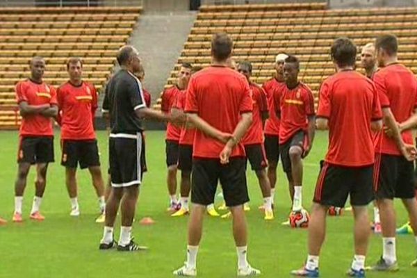 Antoine Kombouaré dirige ses troupes dans le stade Bollaert-Delelis. 