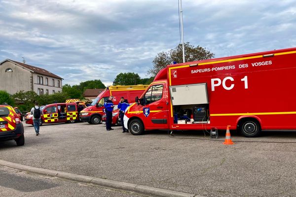 Poste de commandement des secouristes, à Charmois-devant-Bruyères, dans les Vosges. Les gendarmes et les pompiers sont à la recherche d'un pilote d'ULM, suite à la disparition de son engin, dimanche 26 mai 2024.