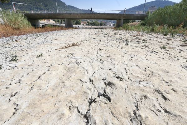 La chaleur et la sécheresse dans les Alpes-Maritimes : ici le fleuve asséché du Paillon à Nice, au niveau du quartier de l'Ariane, le 4 août 2017.