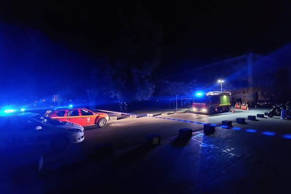 Les pompiers sont intervenus rapidement sur la place Garibaldi plongée dans le noir.